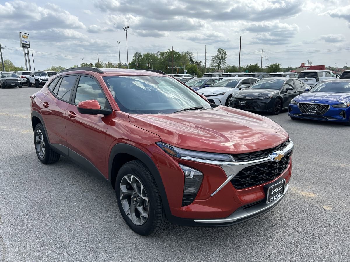 Used 2024 Chevrolet Trax LT w/ Driver Confidence Package image 2