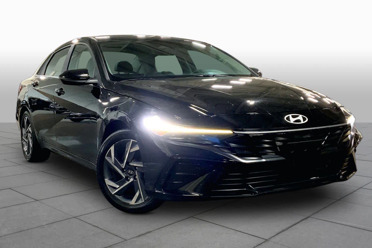 Used 2025 Hyundai Elantra Limited FWD image 3