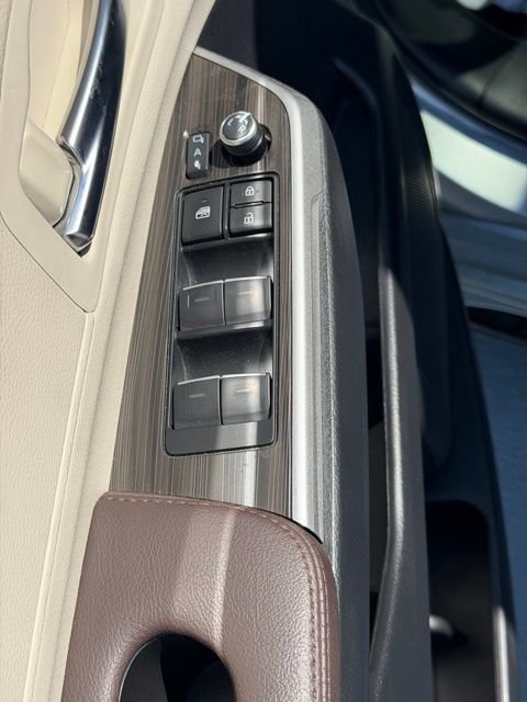 Used 2024 Toyota Sienna Platinum FWD image 19