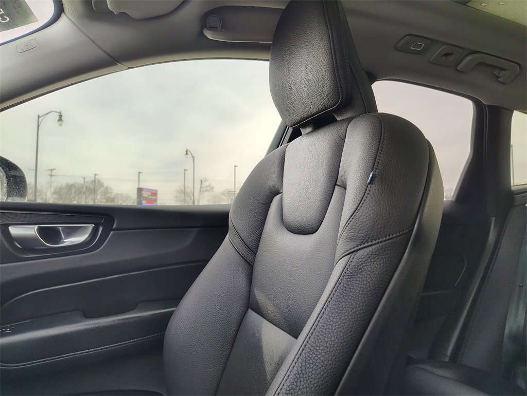 Used 2025 Volvo XC60 B5 Plus image 23