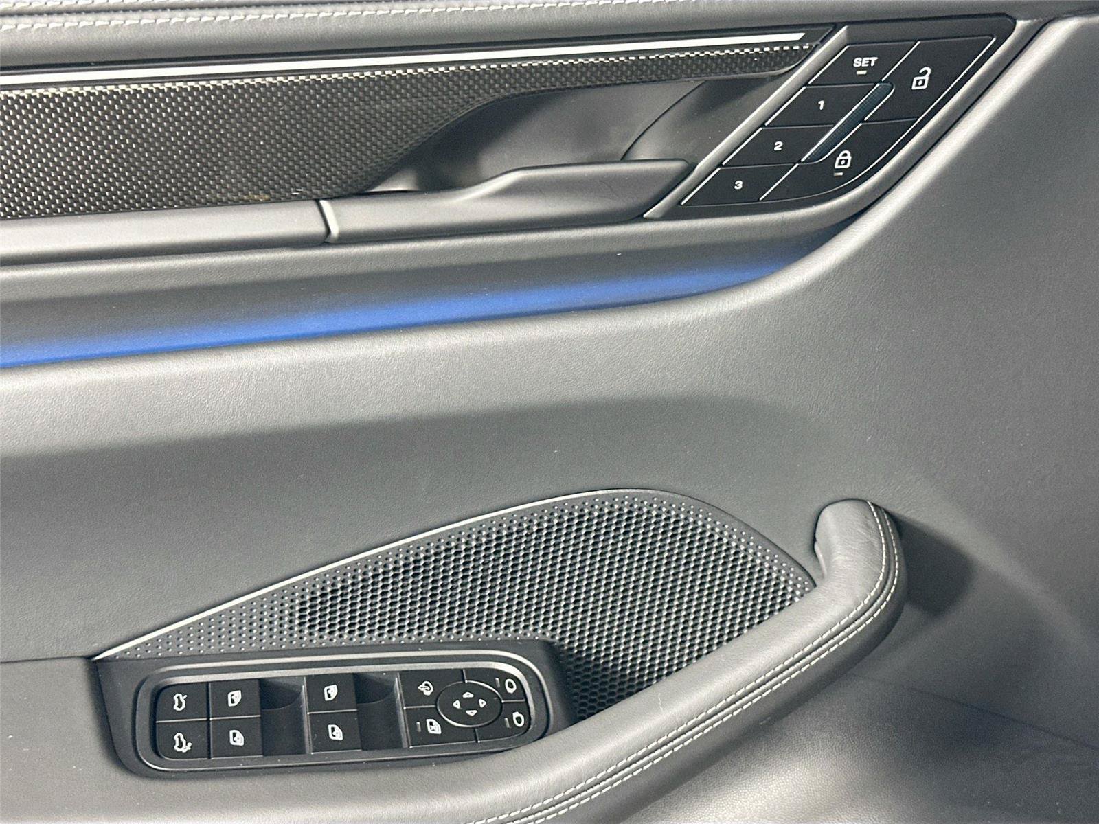 Certified 2025 Porsche Macan Turbo Electric AWD/4WD image 31