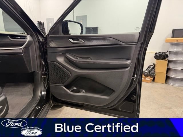Used 2023 Jeep Grand Cherokee Altitude RWD image 28