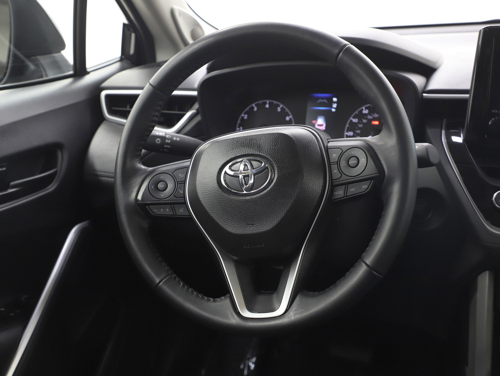Used 2025 Toyota Corolla Cross LE w/ Moonroof Package image 16
