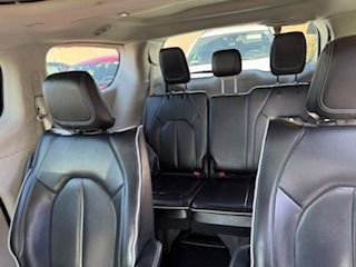 Used 2023 Chrysler Pacifica Limited image 9