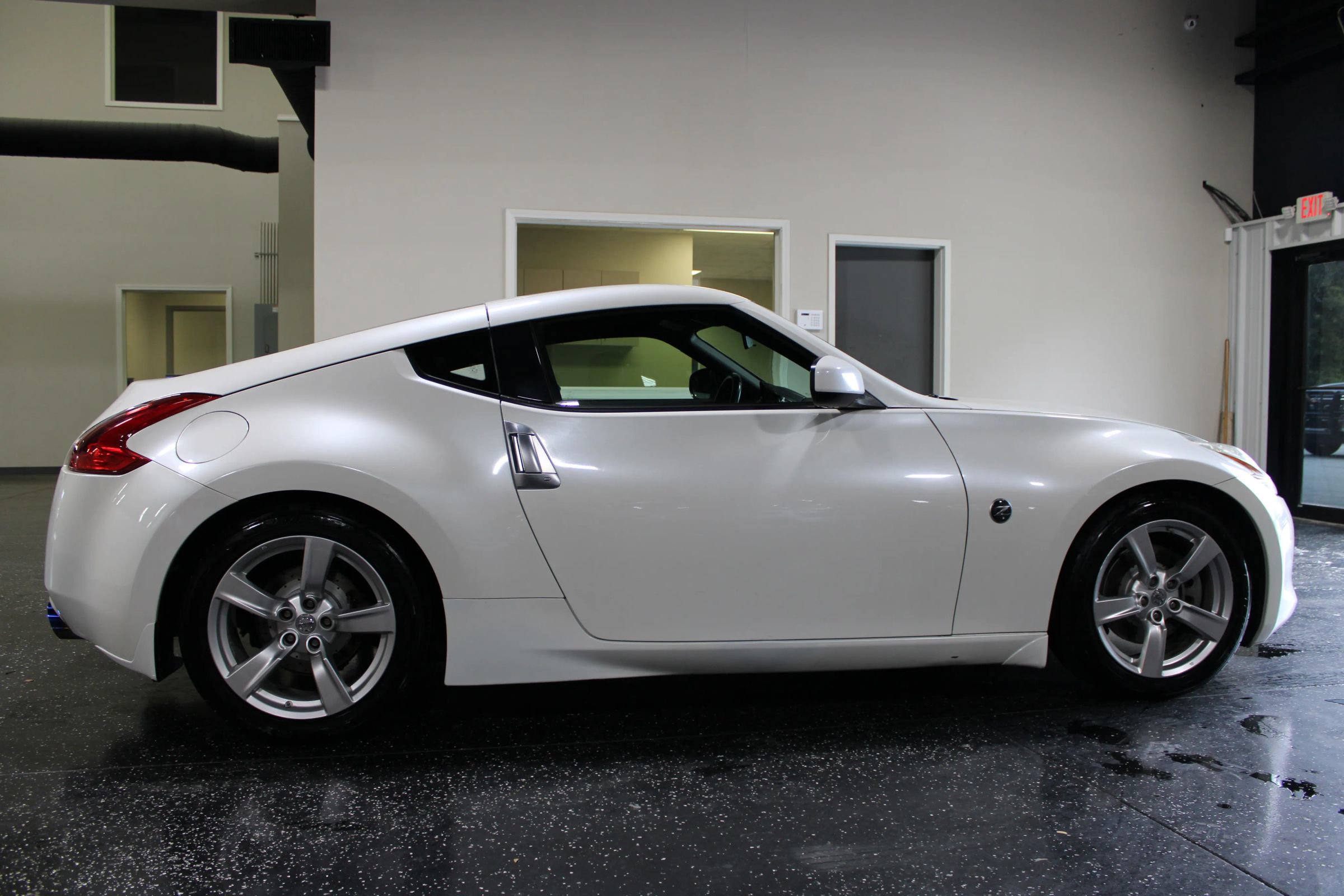 Used 2011 Nissan 370Z Coupe RWD image 2