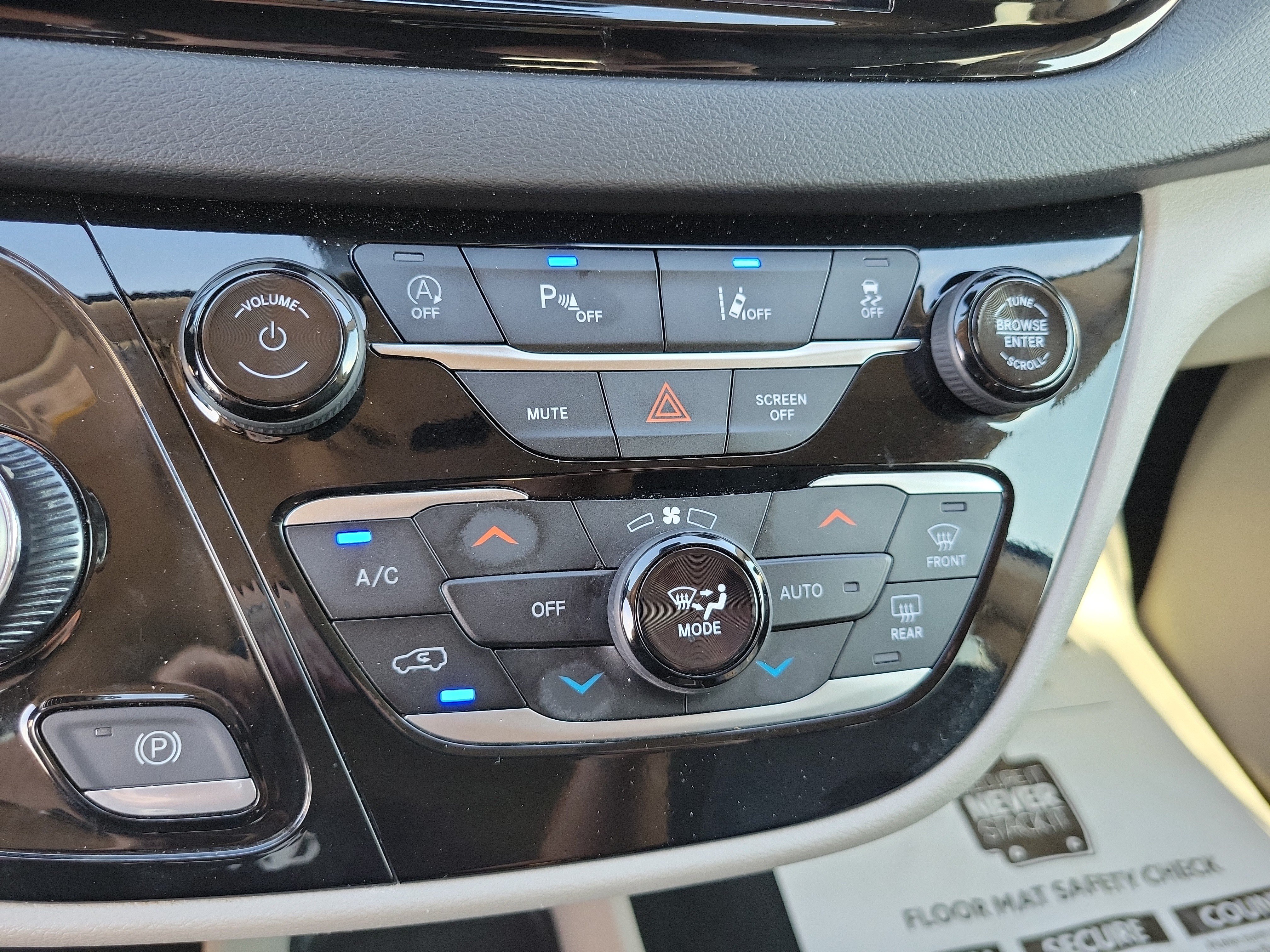 Used 2024 Chrysler Pacifica Touring-L FWD image 17