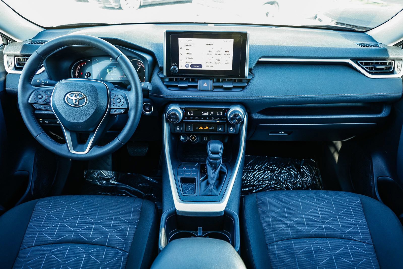 Used 2025 Toyota RAV4 XLE w/ Convenience Package FWD image 10