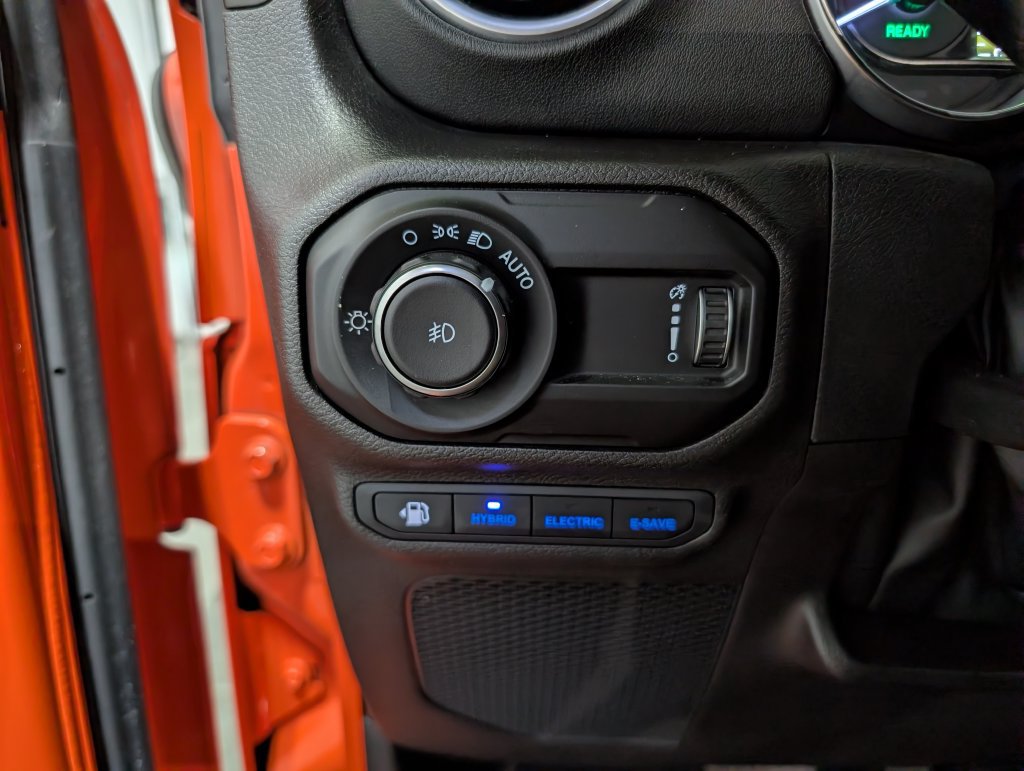Used 2023 Jeep Wrangler Unlimited Sahara w/ Cold Weather Group AWD/4WD image 18