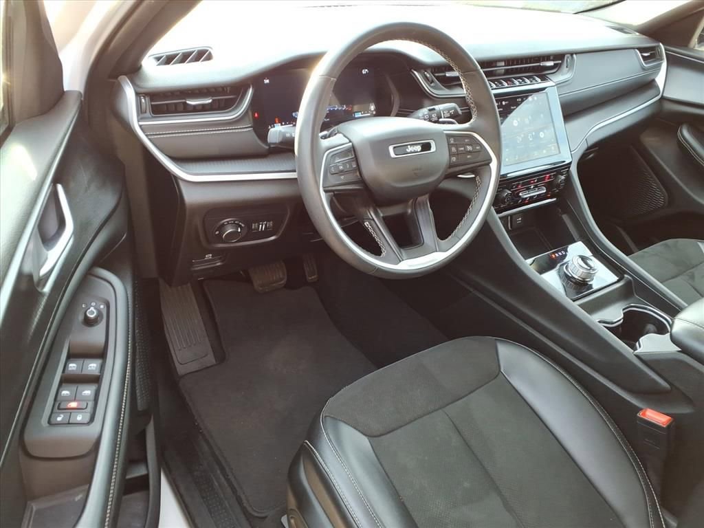 Used 2023 Jeep Grand Cherokee Altitude image 14