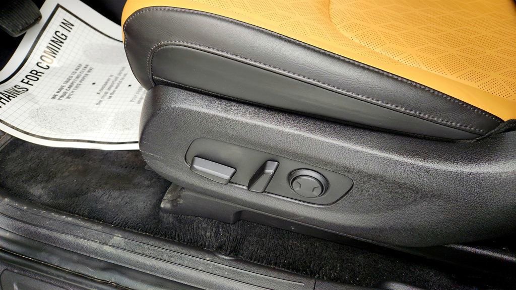 Used 2024 Kia Carnival EX image 11