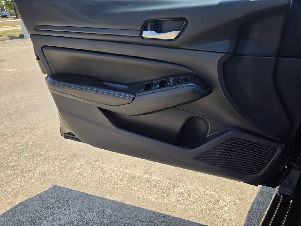 Used 2025 Nissan Altima 2.5 SV FWD image 25