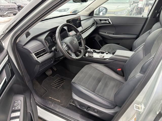 Used 2025 Mitsubishi Outlander SE image 9