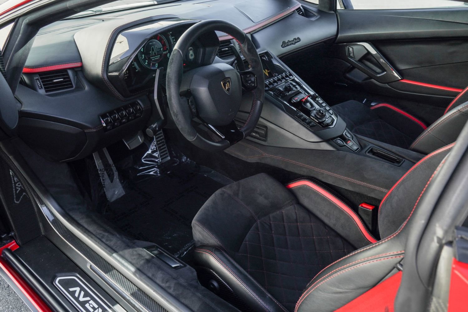 Used 2018 Lamborghini Aventador S image 2