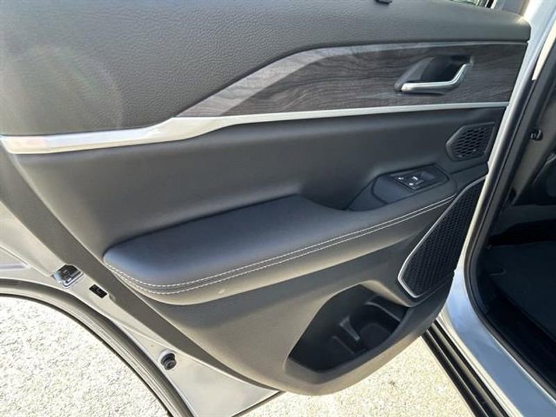 New 2025 Jeep Grand Cherokee Limited w/ Luxury Tech Group II RWD image 25