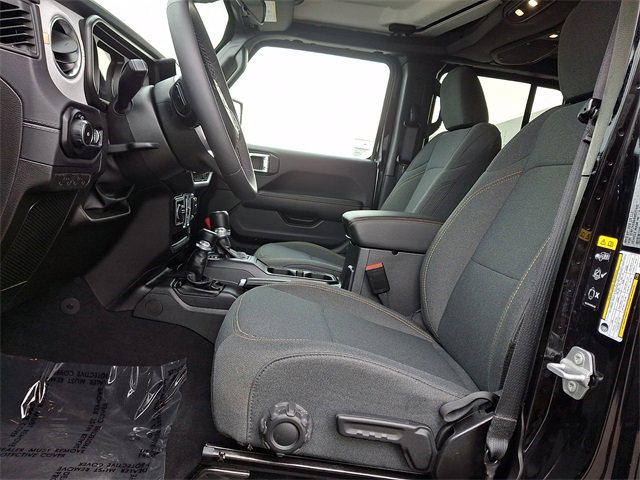 Used 2025 Jeep Wrangler Sahara image 13