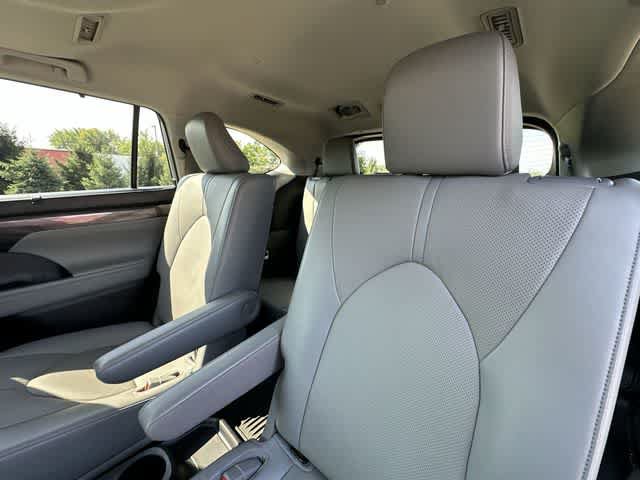 Used 2023 Toyota Highlander Limited AWD/4WD image 17