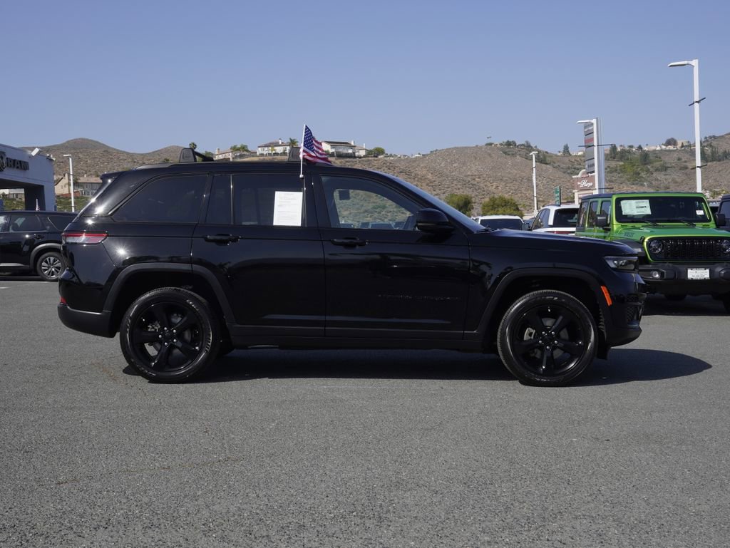 Used 2023 Jeep Grand Cherokee Altitude AWD/4WD image 3