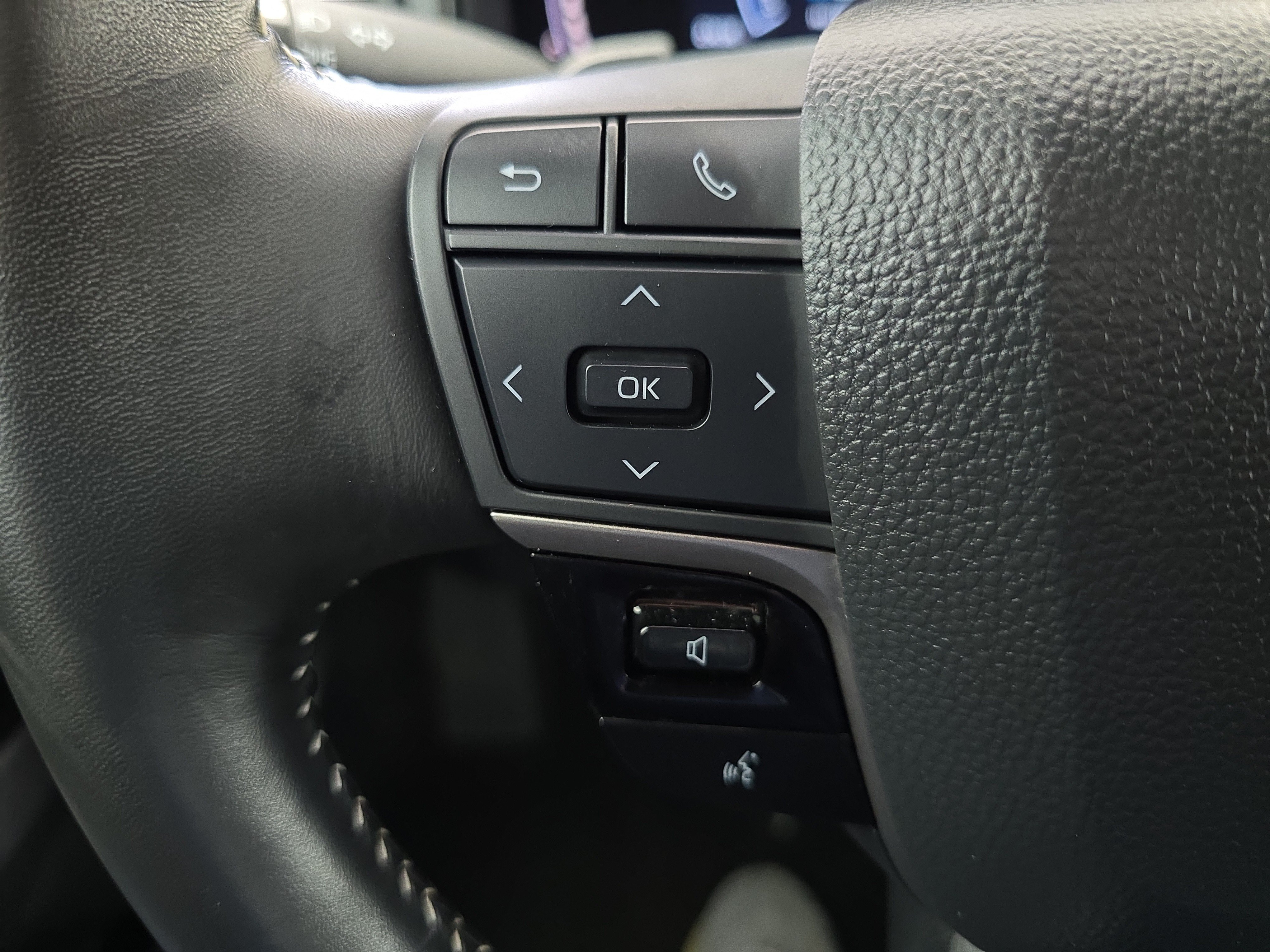Used 2025 Toyota Camry SE w/ Convenience Package FWD image 21