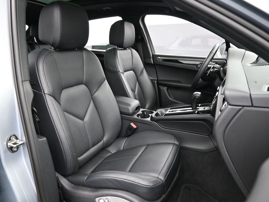 Certified 2025 Porsche Macan image 31