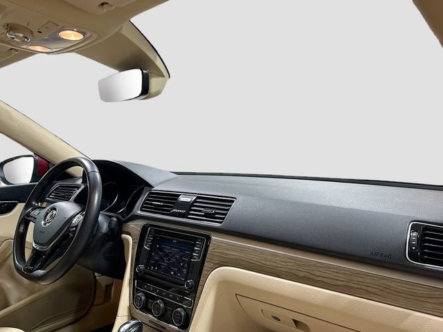 Used 2018 Volkswagen Passat 2.0T SEL Premium image 32