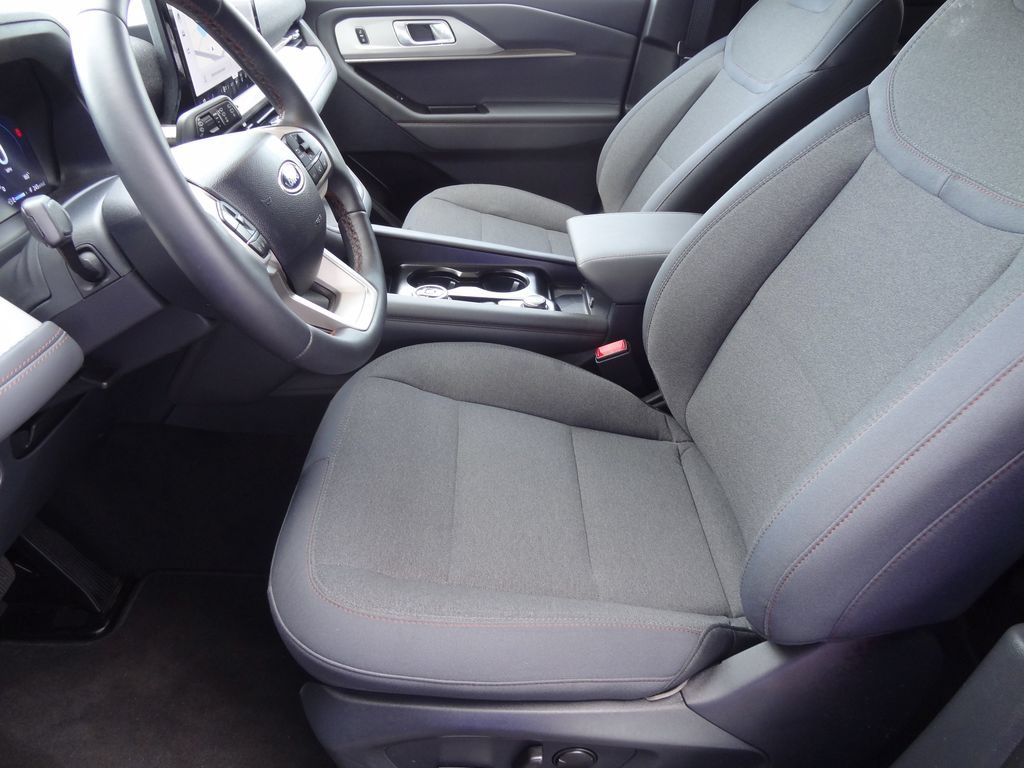 Used 2026 Ford Explorer Active AWD/4WD image 6