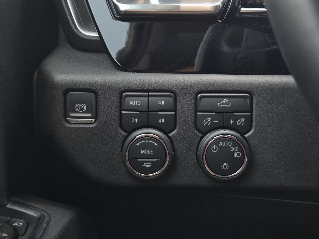 Used 2023 Chevrolet Silverado 1500 LT w/ Z71 Off-Road Package AWD/4WD image 16