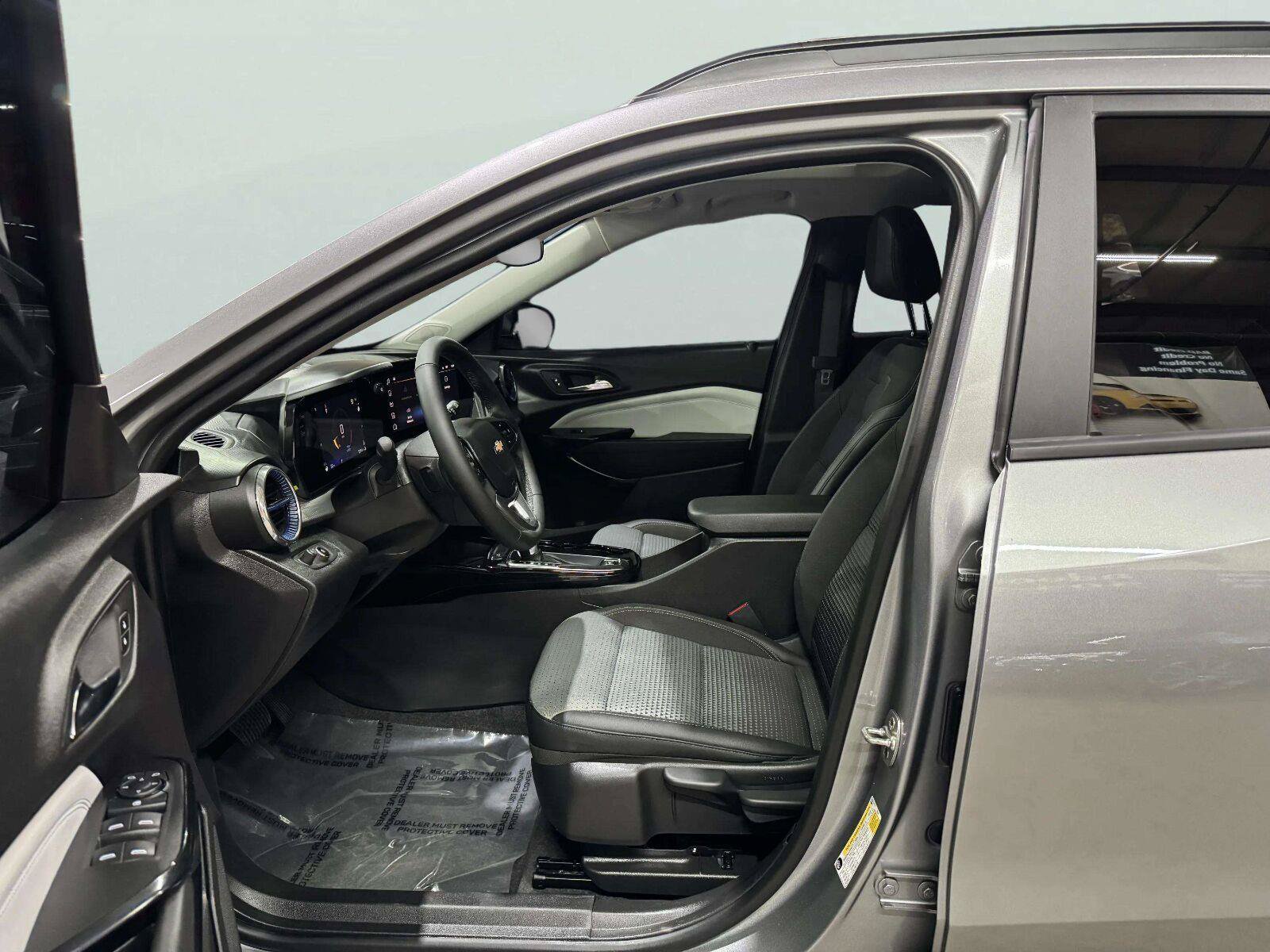 Used 2025 Chevrolet Trax LT w/ Sunroof Package FWD image 24
