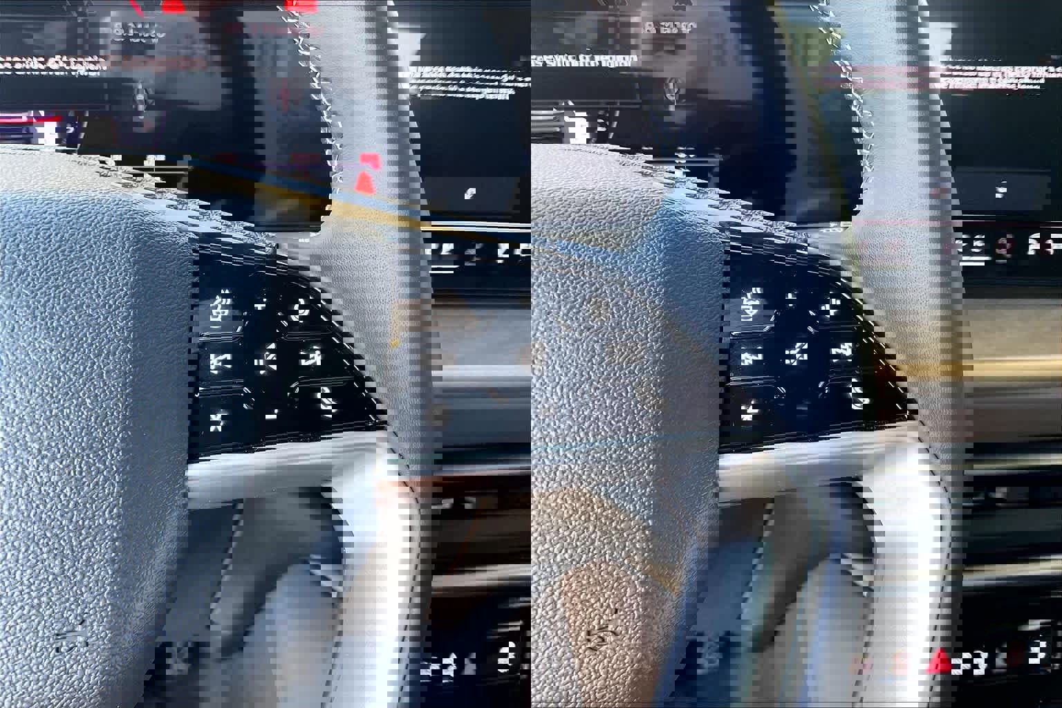 Used 2025 Audi Q5 Premium w/ Convenience Package image 23