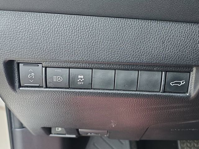 Used 2023 Toyota Venza LE image 26