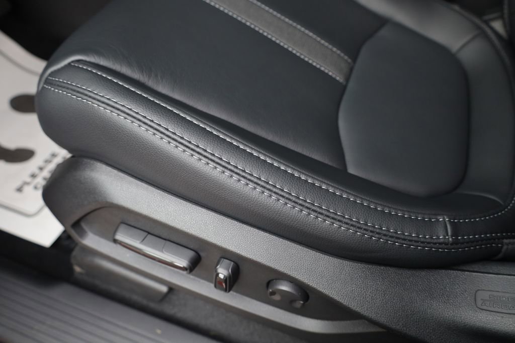 New 2025 Honda Pilot Touring image 12