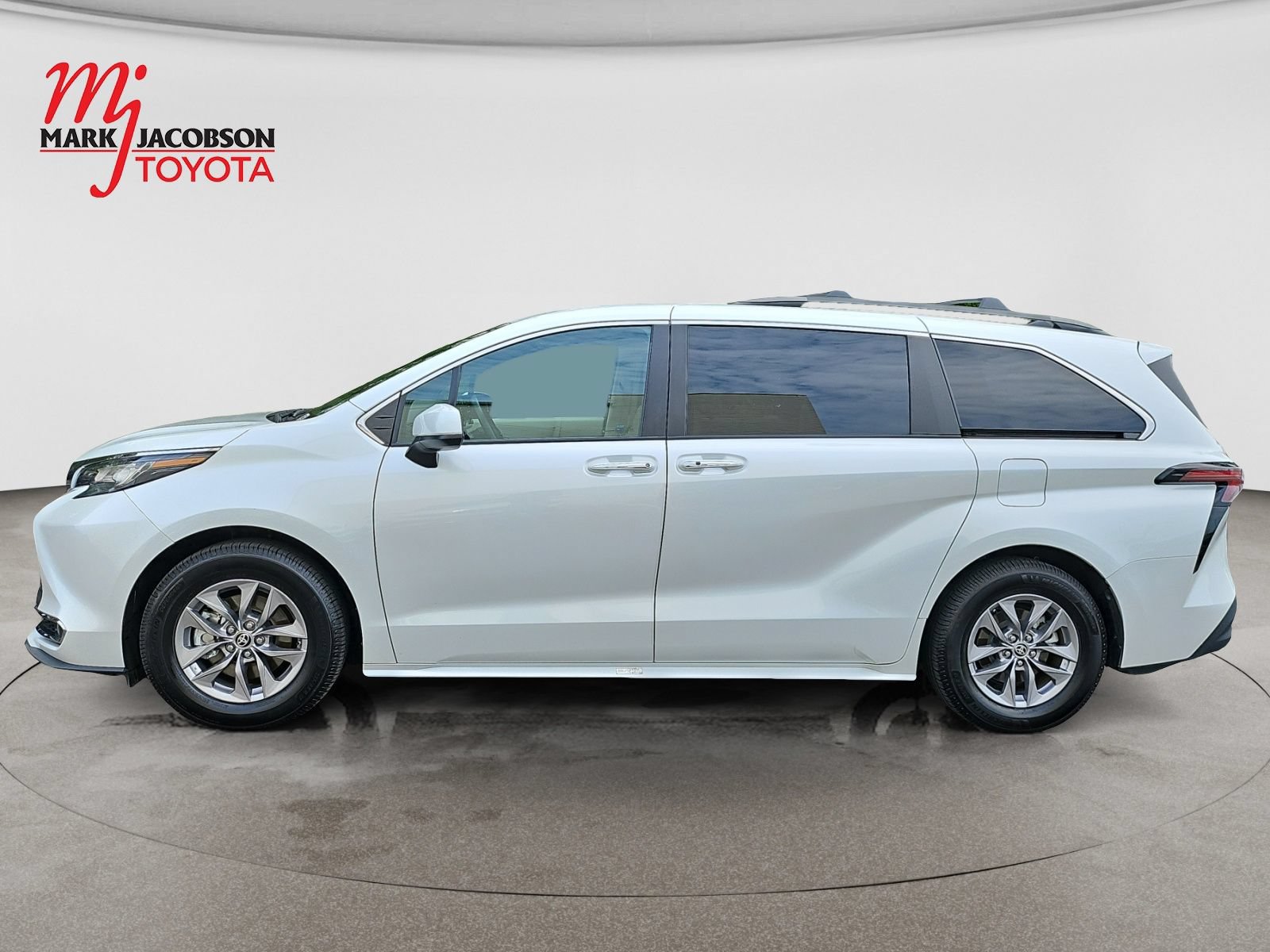 Used 2023 Toyota Sienna XLE FWD image 15