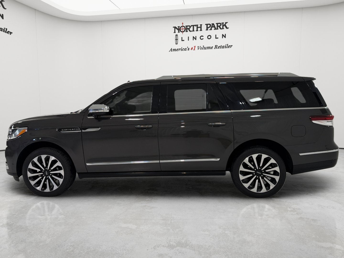 Used 2024 Lincoln Navigator L Black Label AWD/4WD image 2