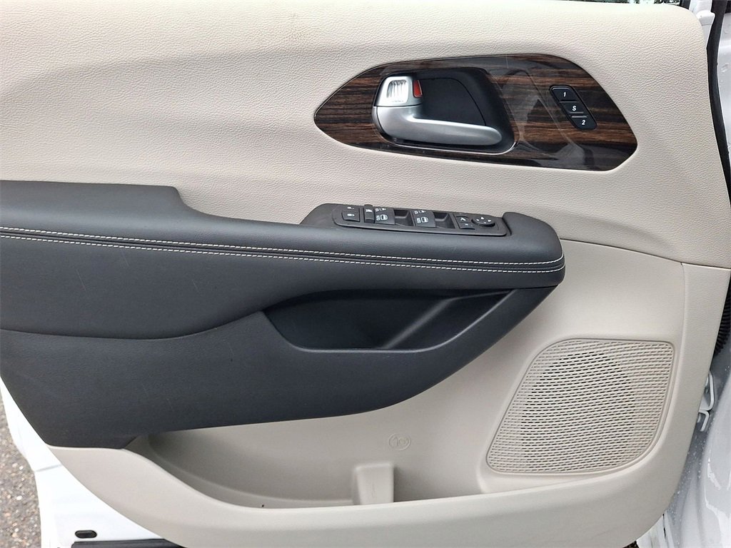 Certified 2024 Chrysler Pacifica Limited image 10