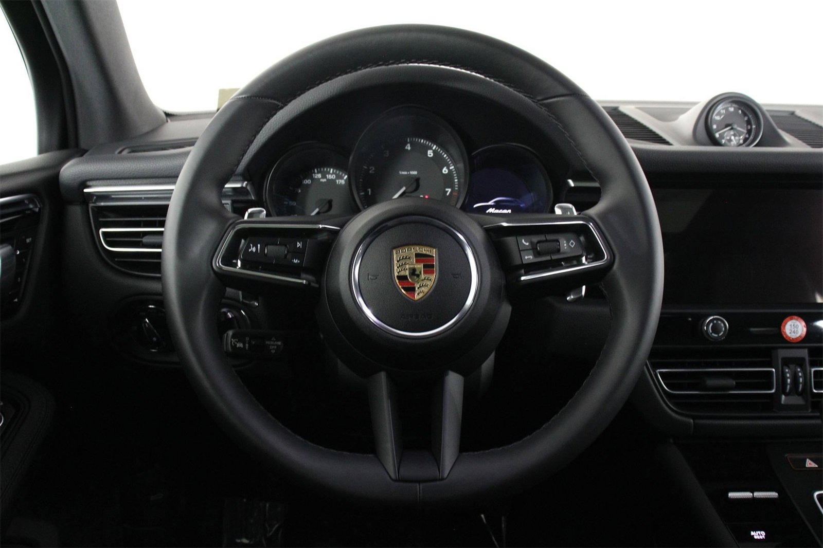 Used 2025 Porsche Macan image 12