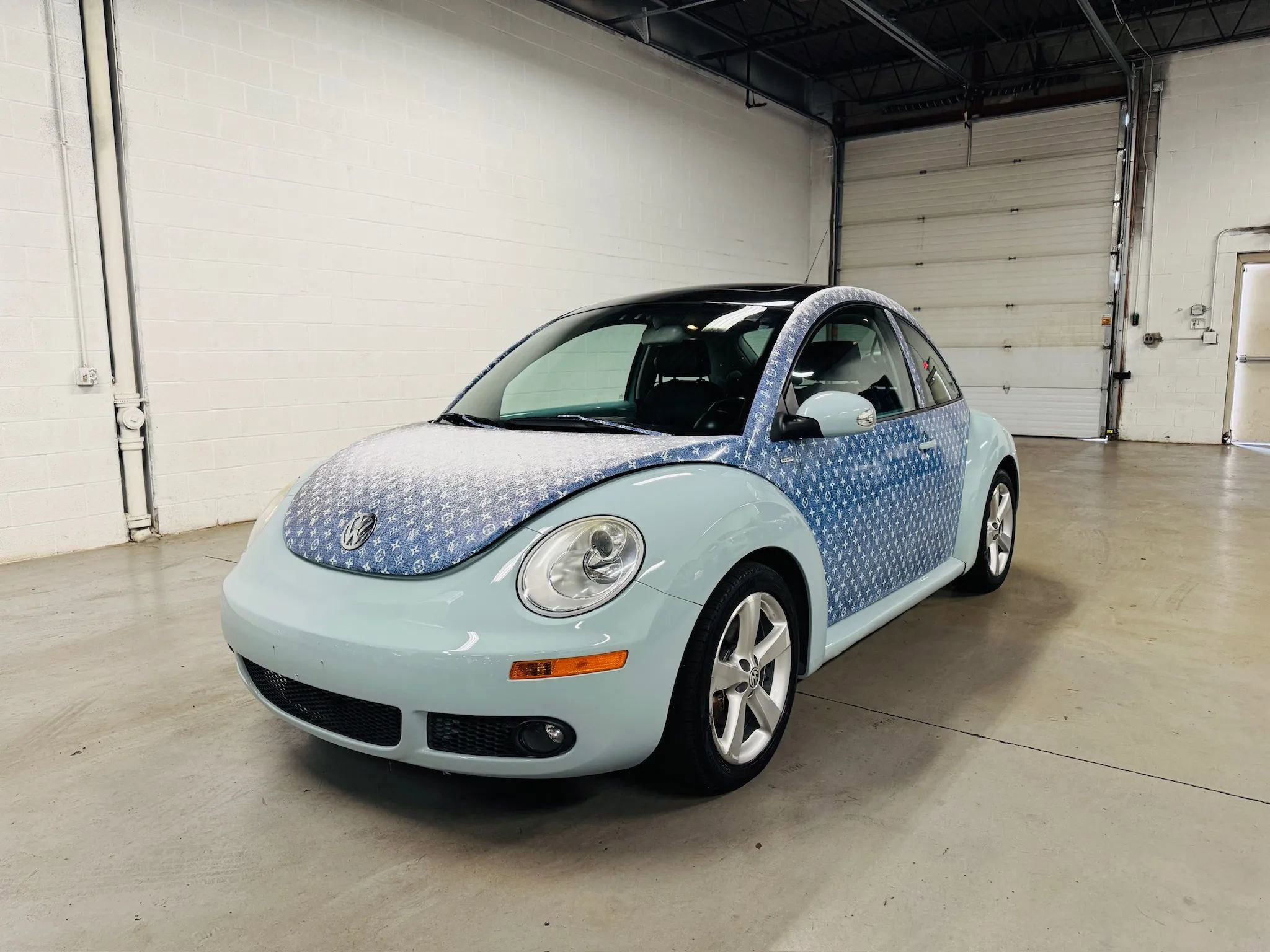 Used 2010 Volkswagen Beetle Final Edition FWD image 2