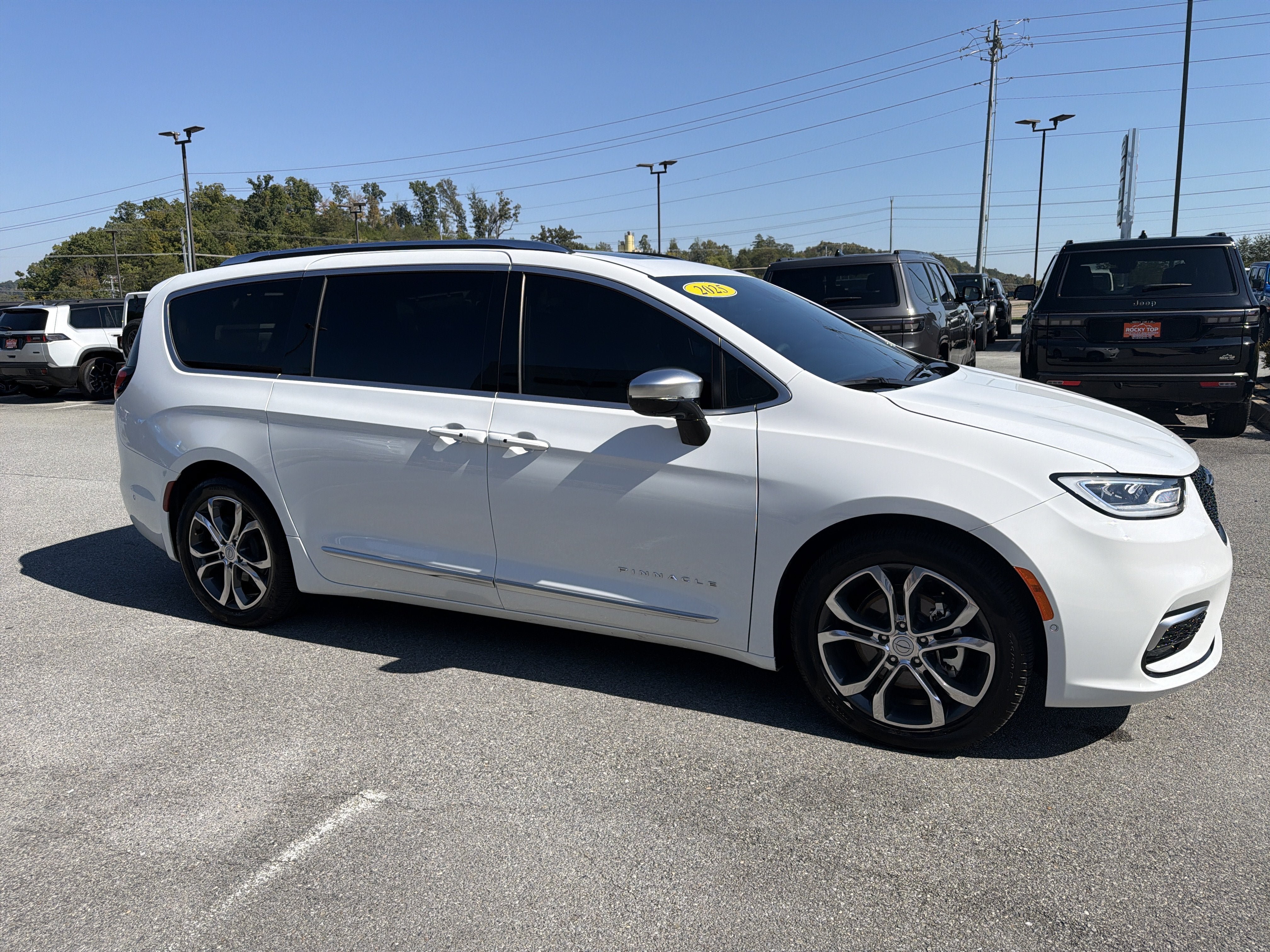 Used 2025 Chrysler Pacifica Pinnacle FWD image 5
