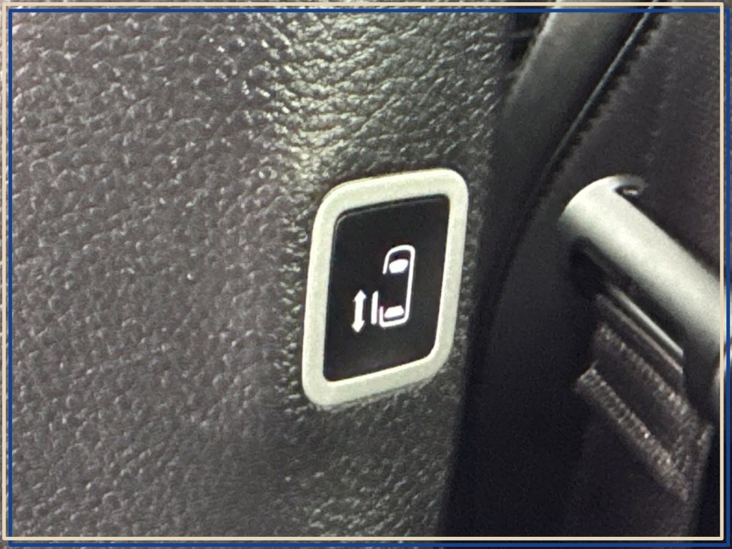 Certified 2025 Chrysler Pacifica Select FWD image 35
