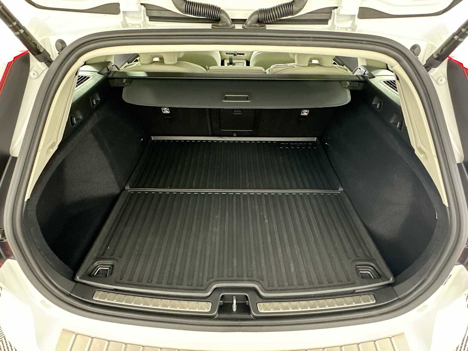 Used 2025 Volvo V60 B5 Cross Country Plus w/ Protection Package Premier image 24