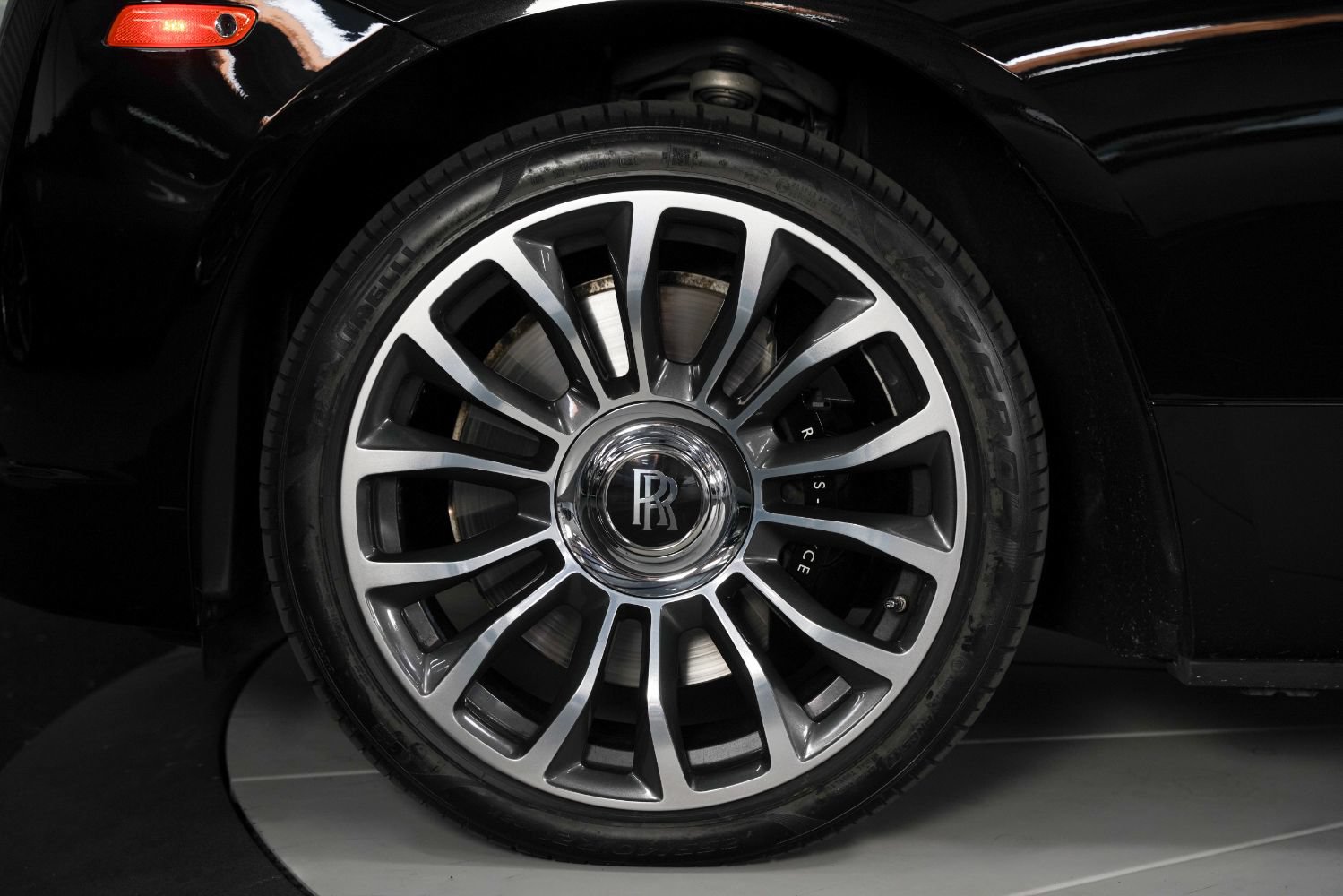 Used 2019 Rolls-Royce Dawn RWD image 17