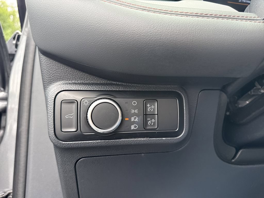 Used 2025 Ford Explorer Active AWD/4WD image 23