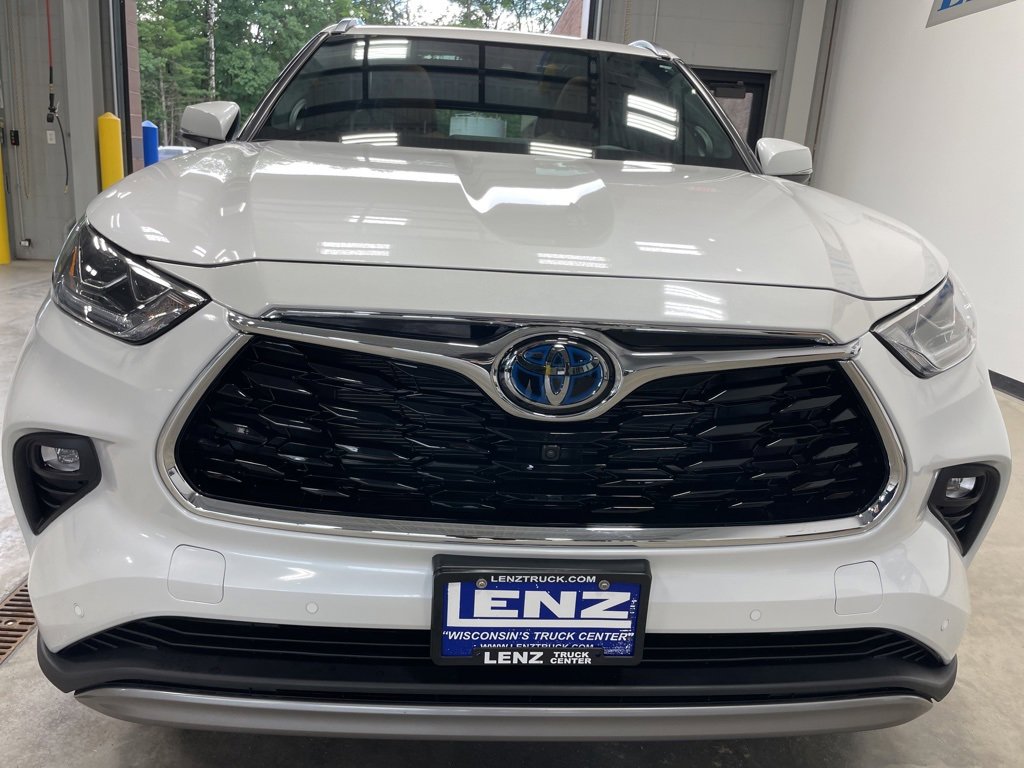 Used 2024 Toyota Highlander Platinum image 3