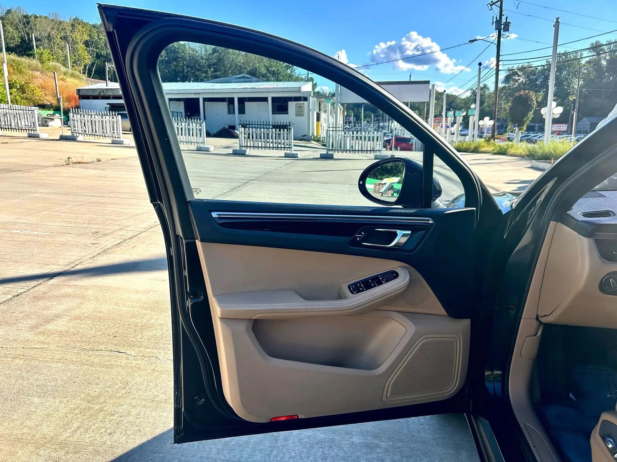 Used 2018 Porsche Macan AWD/4WD image 19