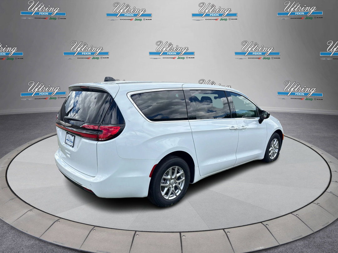 New 2026 Chrysler Pacifica Select image 3