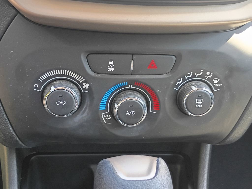 Used 2018 Jeep Cherokee Latitude w/ Altitude Package FWD image 19