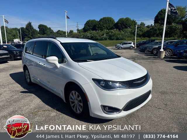 Used 2017 Chrysler Pacifica Touring-L FWD image 7