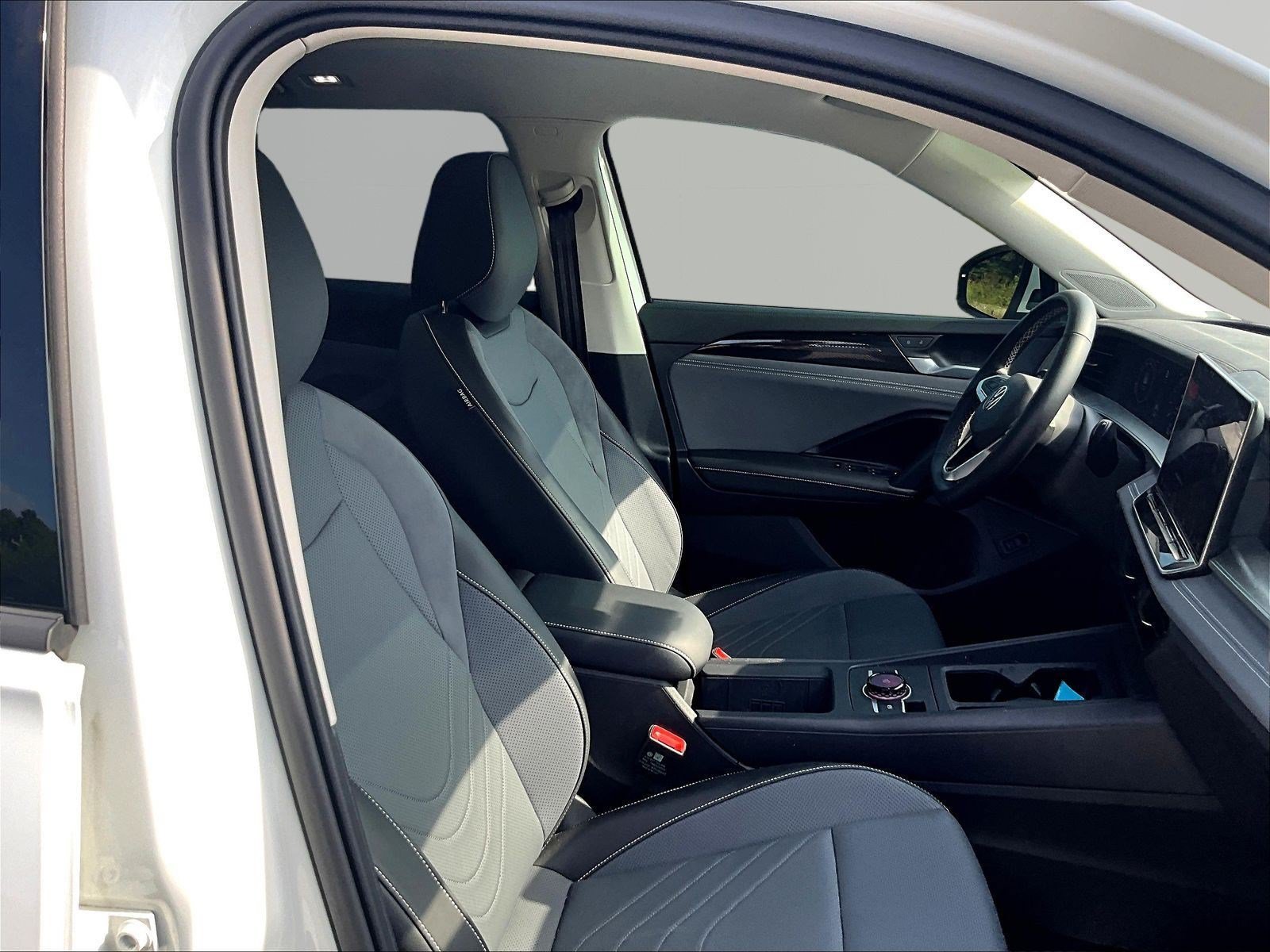 Used 2025 Volkswagen Tiguan SE w/ Panoramic Sunroof Package AWD/4WD image 29