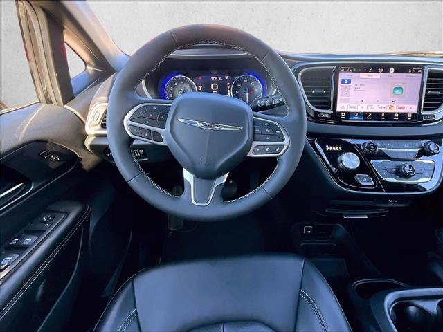 Used 2026 Chrysler Pacifica Select FWD image 7