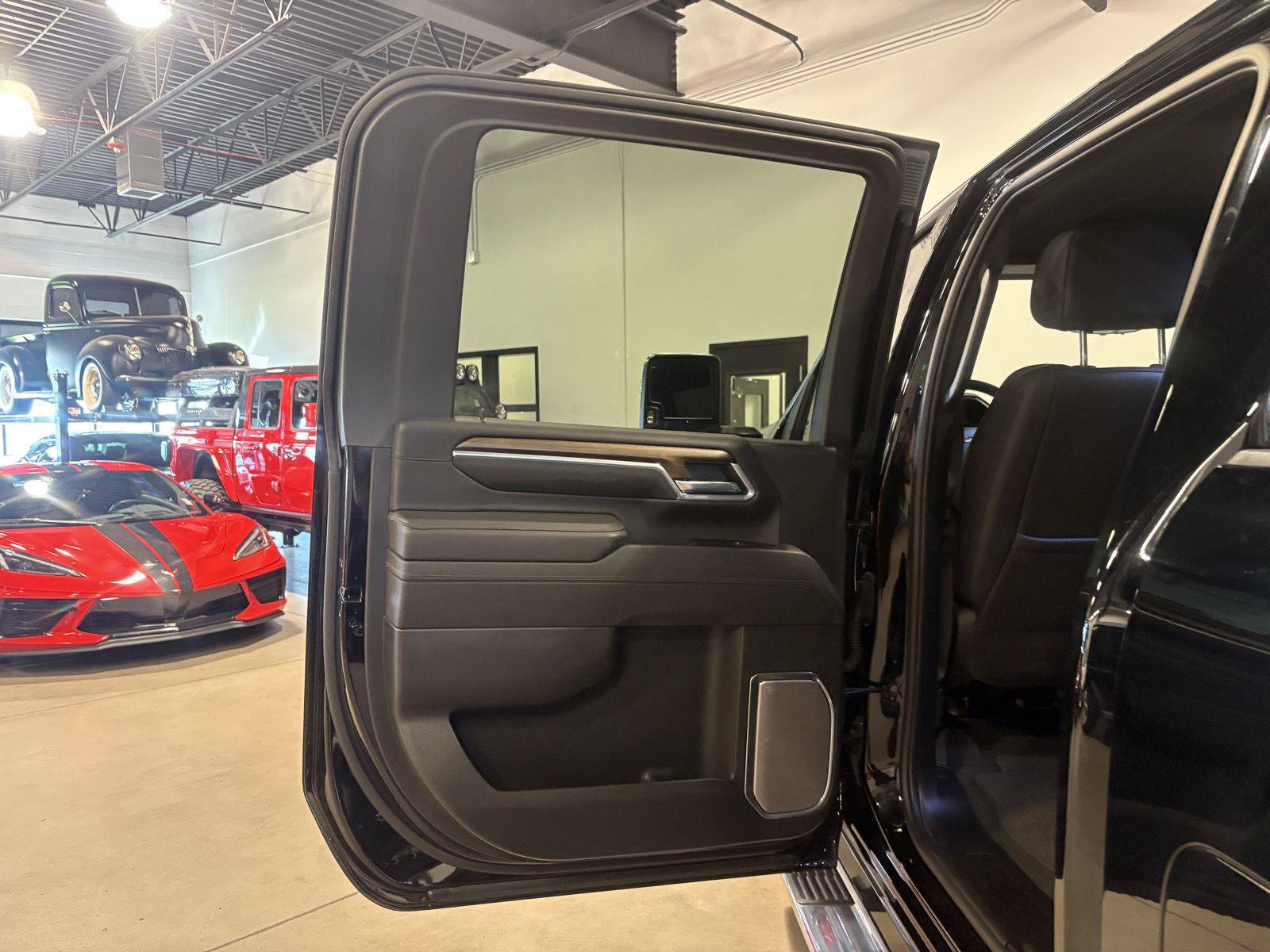 Used 2025 Chevrolet Silverado 2500 High Country w/ High Country Premium Package AWD/4WD image 34