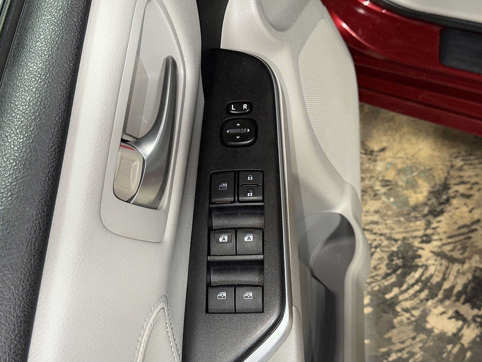 Used 2015 Toyota Camry XLE w/ Moonroof Package FWD image 22