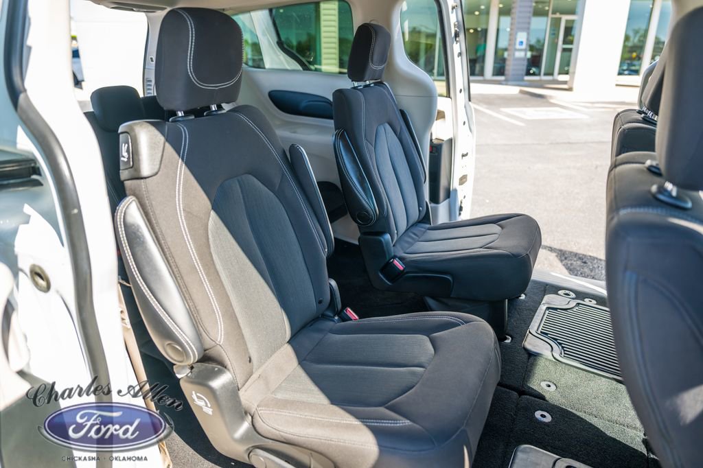 Used 2022 Chrysler Voyager LX image 14